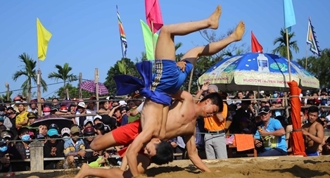 Người dân, du khách đổ xô đi xem hội vật làng Sình
