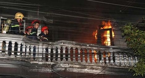 Cháy xưởng tranh thêu, 3 người may mắn thoát hiểm đường lan can