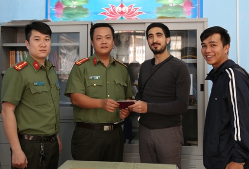 Du khách người Ý vui mừng nhận lại hộ chiếu bị mất sau một đêm