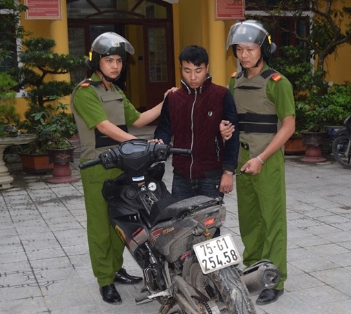 Bắt đối tượng cướp giật tài sản của phụ nữ đi trên đường