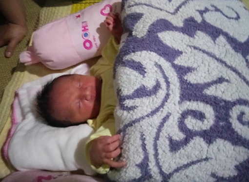 Phát hiện bé trai sơ sinh bị bỏ rơi trong vườn