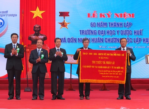 Trường Đại học Y Dược Huế đón nhận Huân chương Độc lập hạng Ba