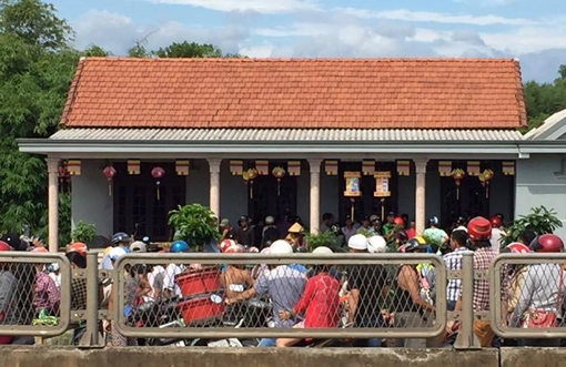 Người dân vây bắt giữ tên trộm vì nghi... bắt cóc trẻ em