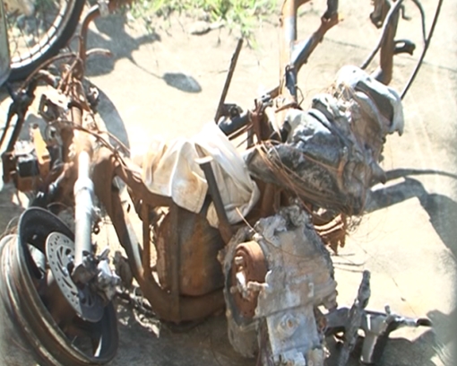 Hai mẹ con bị gã côn đồ đuổi đánh, đốt xe máy