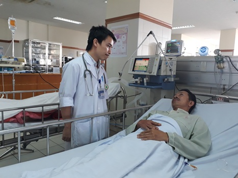 Người đàn ông bị rắn hổ chúa cắn may mắn được cứu sống