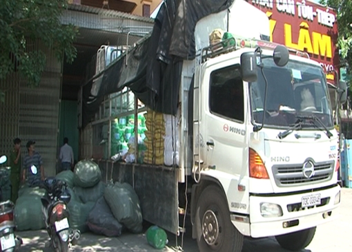 Chặn bắt xe tải chở hàng trăm kiện hàng lậu
