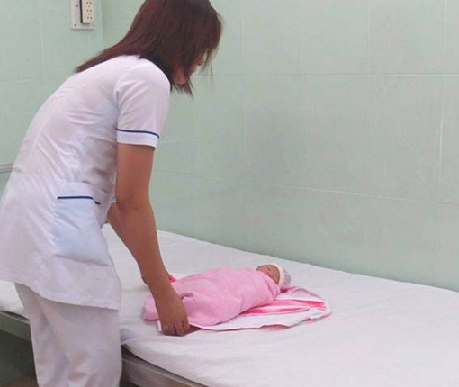 Phát hiện bé gái sơ sinh bị bỏ rơi dưới chân cầu Dã Viên