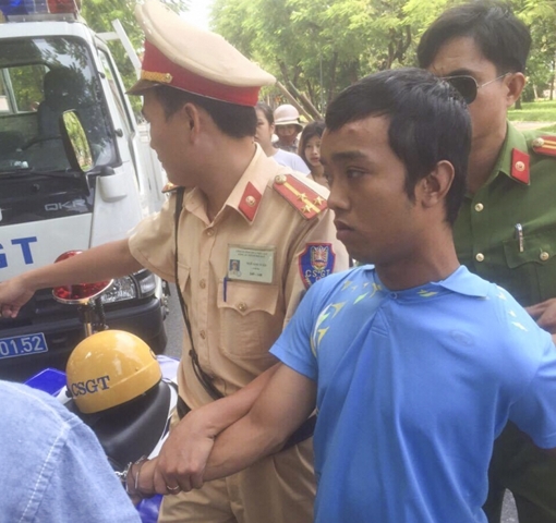 CSGT tóm gọn cặp đôi cướp tài sản của người khuyết tật bán vé số