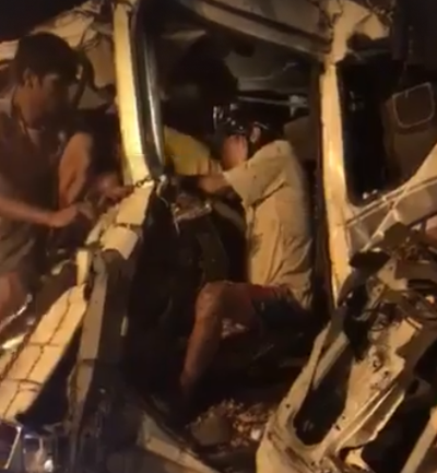 Tài xế xe tải kẹt cứng trong cabin thoát chết nhờ được cứu kịp thời