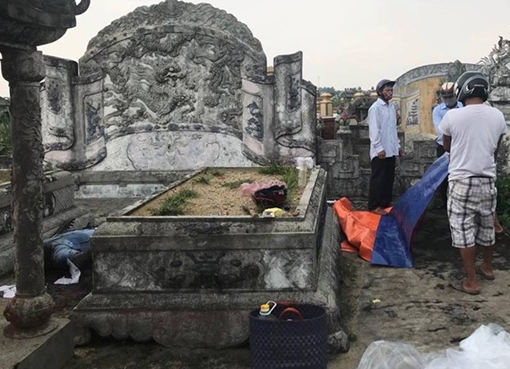 Hoảng hồn phát hiện thi thể người đàn ông phân hủy ở nghĩa địa