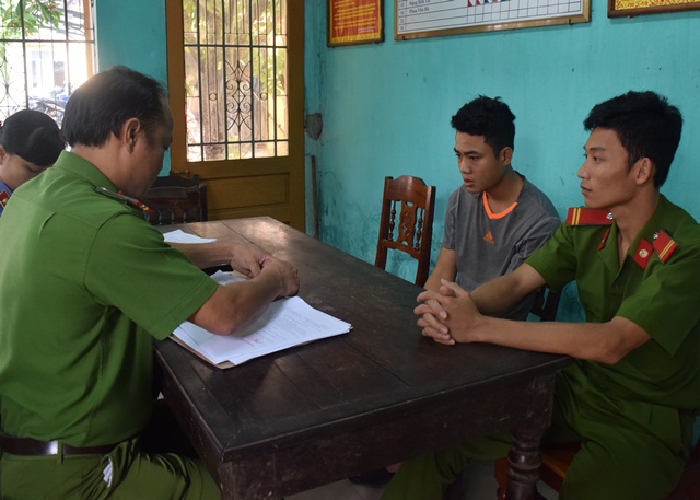 Trộm gỗ quý bán cả trăm triệu đồng để đánh bạc