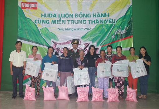 Trao tặng 1.500 suất quà đến người dân vùng lũ ở Cố đô Huế 