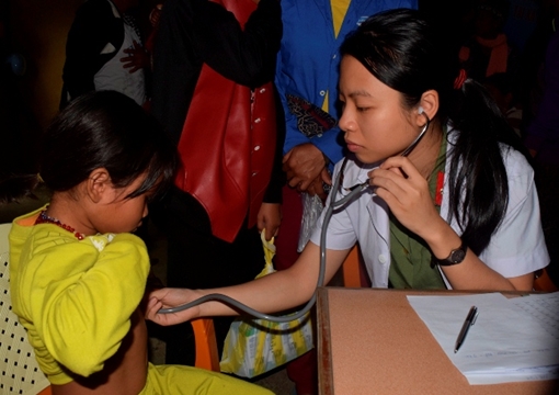 Bệnh viện 199 khám bệnh, cấp thuốc và tặng quà dân nghèo ở Huế