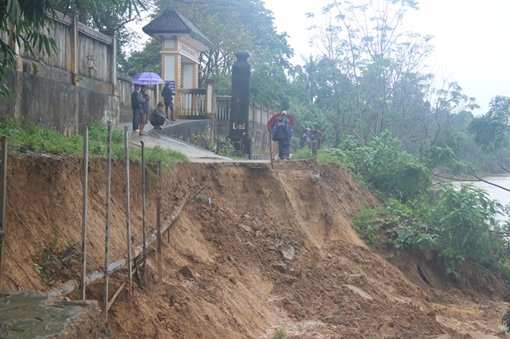 Bờ sông Hương "biến" thành vực sâu nguy hiểm trước cổng trường