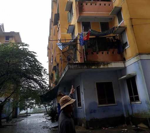 Rơi từ cửa sổ tòa nhà chung cư, một cháu bé tử vong thương tâm