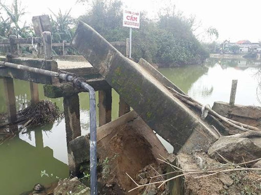 Cầu dân sinh ở Huế đổ sập cắt đứt đường đi của hàng ngàn người dân