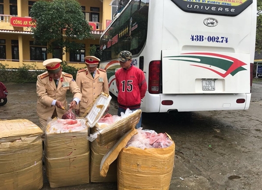 Xe khách chở nhiều kiện hàng chứa nội tạng động vật thối