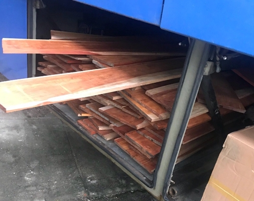 Kiểm tra vi phạm, phát hiện xe khách giường nằm chở gỗ quý lậu