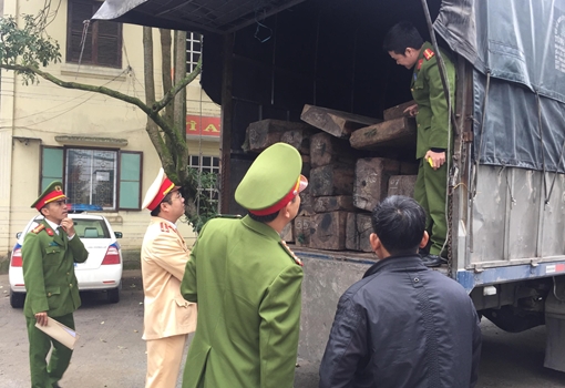 CSGT 'chặn đứng' xe tải chở số lượng lớn gỗ lậu trên QL1A