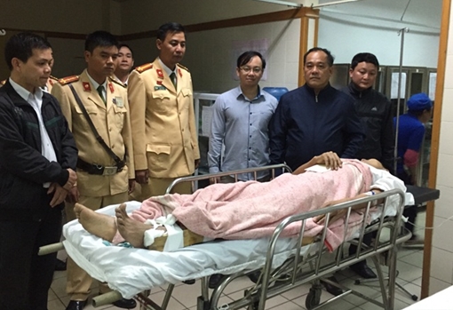 Thăm hỏi CSGT và người dân bị thương trong vụ ôtô "điên" gây tai nạn