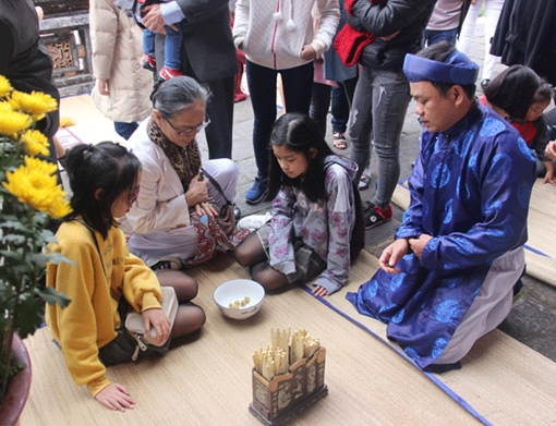 Du khách vào Hoàng cung Huế chơi trò chơi cung đình ngày Tết