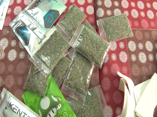 Bắt đối tượng bán bắp rang kèm thêm... cỏ Mỹ để kiếm lời