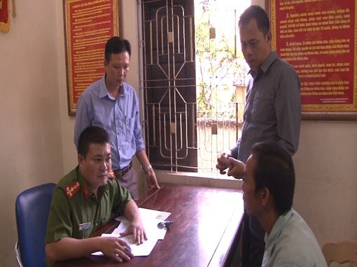 Tên trộm lén lút dắt xe máy trước cổng chợ bị camera an ninh ghi lại