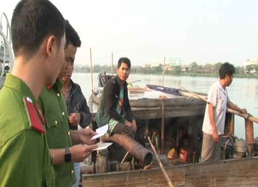 Bắt 5 thuyền máy hút cát trái phép trên sông Hương