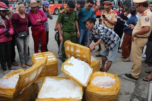 CSGT bắt xe khách chở 5 thùng xốp chứa thịt heo sữa bốc mùi