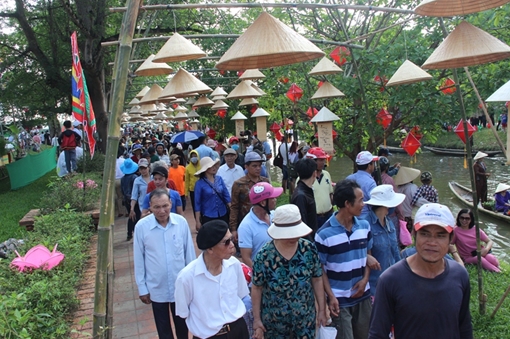 Về di tích Quốc gia cầu ngói Thanh Toàn vui “Chợ quê ngày hội”