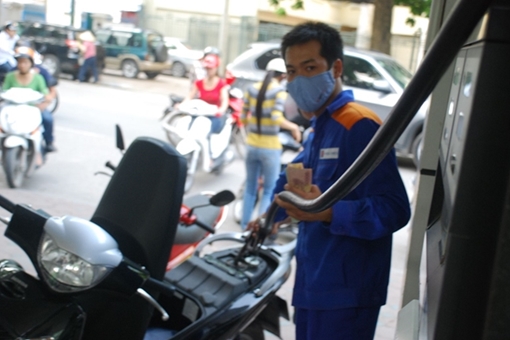 Một cửa hàng bị phát hiện bán hàng trăm lít xăng E5 kém chất lượng