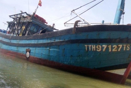 Tàu vỏ thép đâm thủng tàu gỗ trên biển, 13 ngư dân được cứu sống