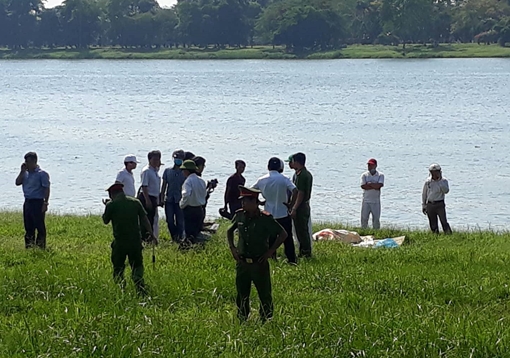 Tìm thấy thi thể 2 cha con 'quấn chặt nhau' dưới đáy sông Hương