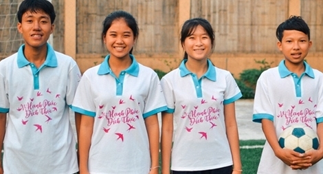 Bốn em mồ côi Việt Nam được FIFA mời tham dự Festival bóng đá tại Nga
