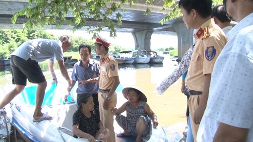 Công an kịp thời cứu người phụ nữ nhảy sông Hương tự vẫn