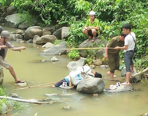 Người đàn ông đi đánh cá tử vong bất thường giữa suối