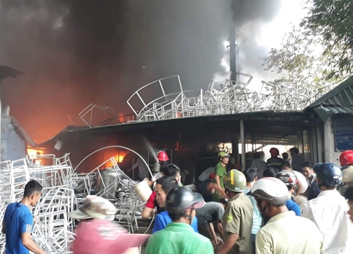 Hỏa hoạn bao trùm một xưởng đan lát ở Huế