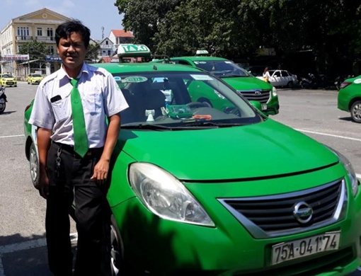 Tài xế nhanh trí giúp sản phụ vượt cạn trên taxi