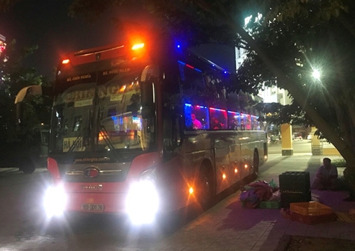 Xe khách giường nằm 'cõng' theo nhiều tạ rắn còn sống