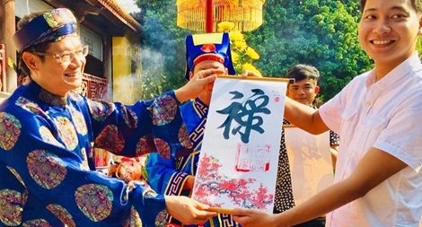 Hoàng cung Huế khai ấn, du khách xếp hàng xin chữ đầu năm