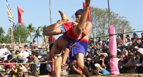 Du khách chen chân xem hội vật truyền thống làng Sình