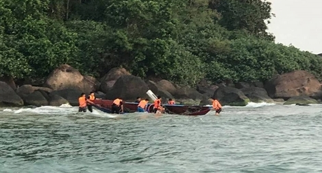 Cứu sống ngư dân bị sóng biển đánh chìm thuyền trên biển