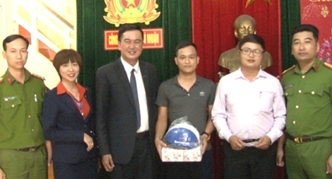 Trả lại 10 triệu đồng cho người bỏ quên tiền ở cây ATM