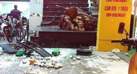 Nhóm đối tượng mang hung khí vào tiệm cầm đồ chém người, đập phá tài sản