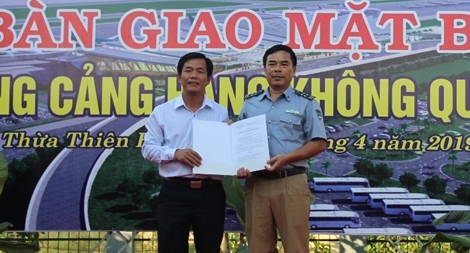 Bàn giao hơn 45ha đất sạch để mở rộng Cảng hàng không quốc tế Phú Bài