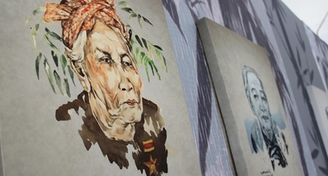 Xúc động trước chân dung mẹ Việt Nam anh hùng vẽ bằng nét cọ