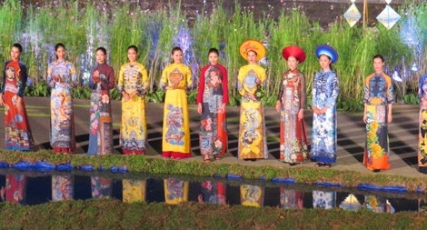 Di sản văn hóa miền Trung – Tây Nguyên được tái hiện trên áo dài truyền thống