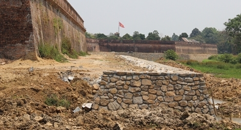 Yêu cầu khắc phục thiếu sót thi công bờ kè hộ thành hào Kinh thành Huế