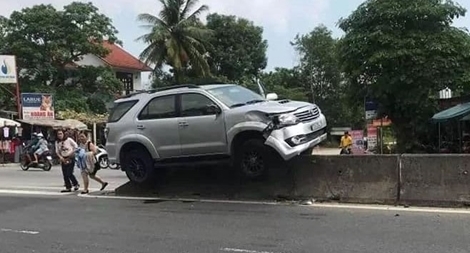 Xe Fortuner "cưỡi" lên dải phân cách
