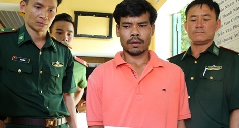 Trên đường mang súng AK47 và đạn "được tặng" về nhà sử dụng thì bị bắt